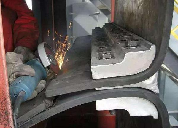 鋼絲膠帶斗式提升機(jī)接口安裝 鋼絲膠帶斗式提升機(jī)接口安裝